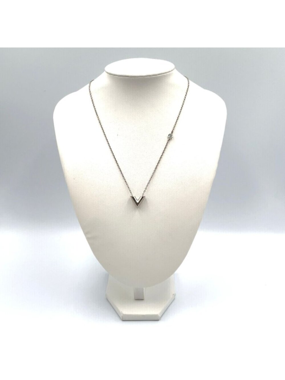 Louis Vuitton Essential Metal Silver Necklace - Picture 9 of 10